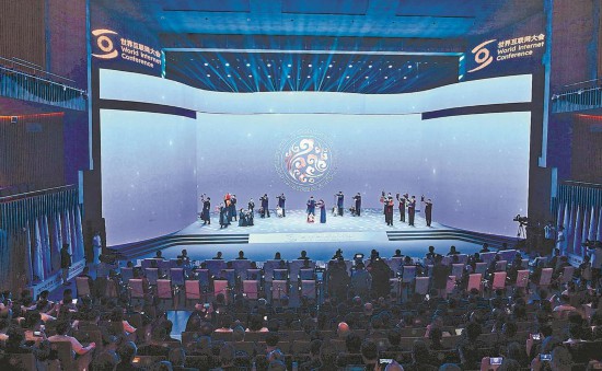 24日,2025年世界互联网大会数字丝路发展论坛开幕。图为开幕前的掌上木偶和提线木偶展演。福建日报记者 游庆辉 摄