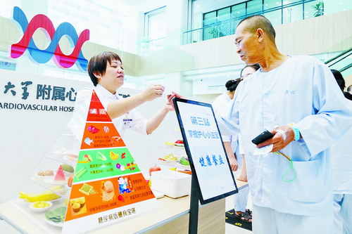 医护人员现场宣讲“健康餐盘”，指导市民“心健康”。（医院供图）