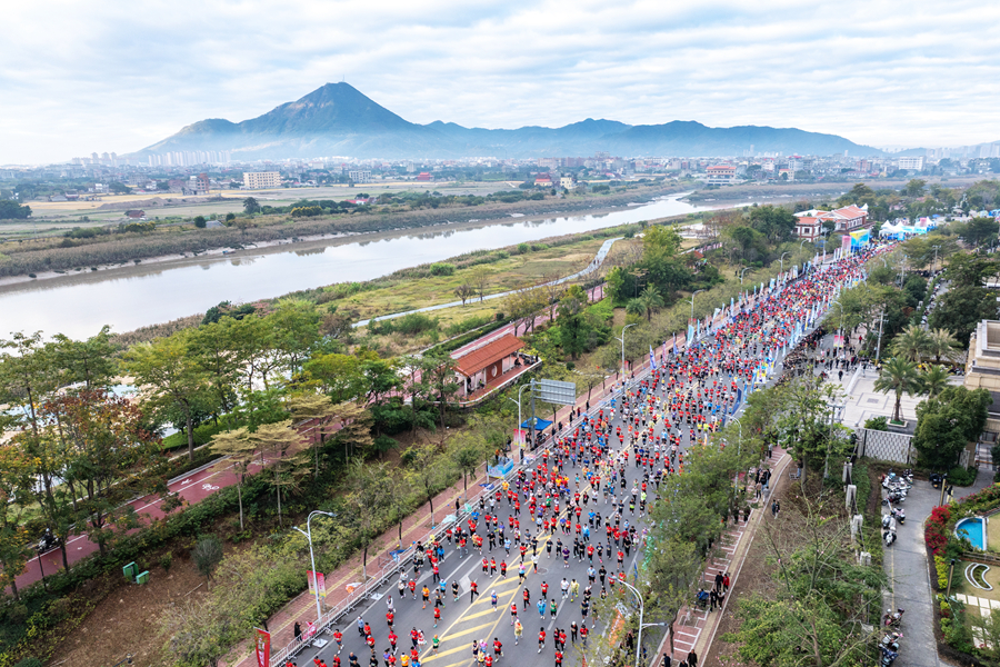 行经壶公山、木兰溪，莆田马拉松如一场城市立体宣传片。蔡昊摄