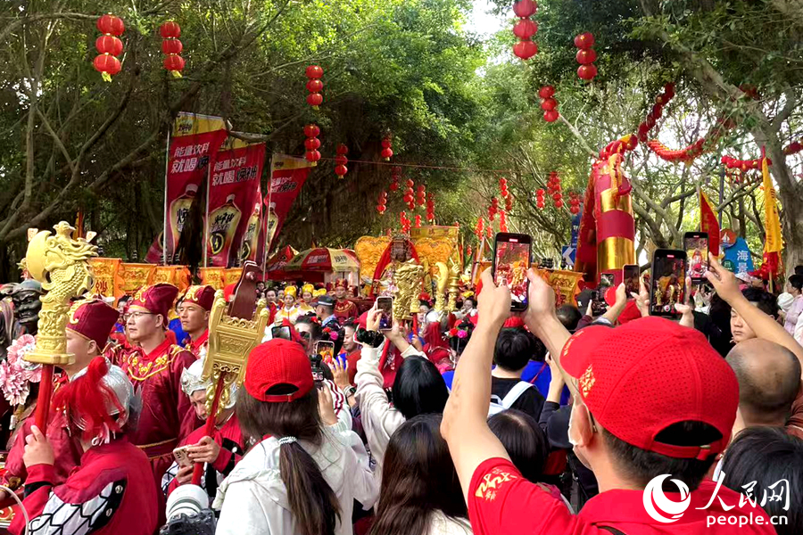 妈祖金身巡安过处，来自五湖四海的游客竞相拍照留念。人民网记者 林盈摄