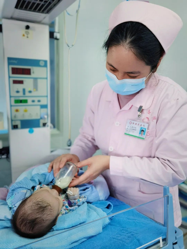 护士给小希喂奶。漳浦县医院供图