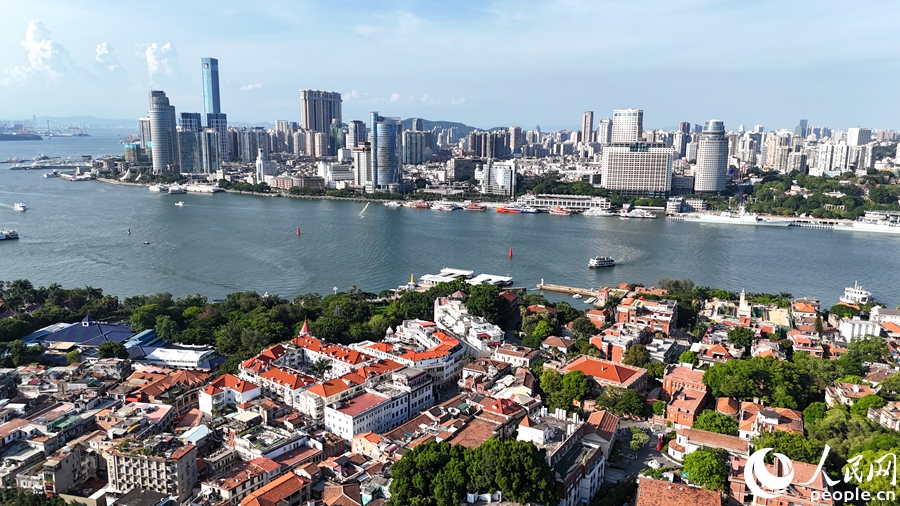 风光旖旎的厦门鹭江道，高颜值生态花园之城。人民网记者 陈博摄