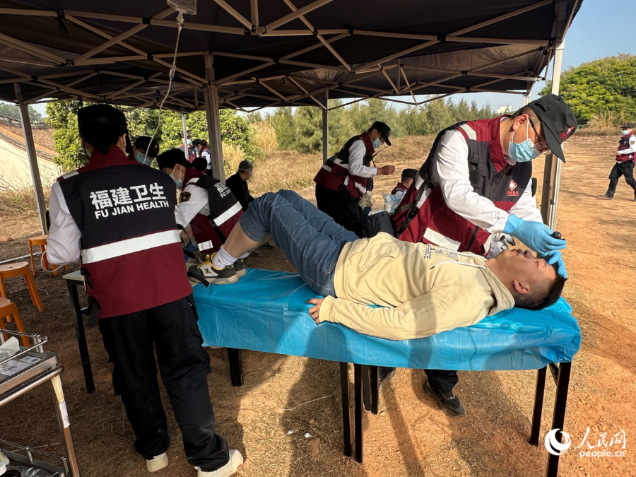 空中救援力量密切配合。人民网记者 张萌摄