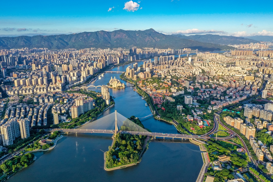 一江碧水向东流。颜家蔚摄