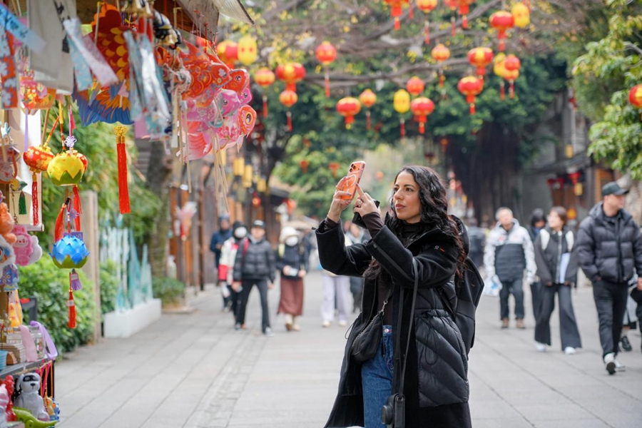 欧洲旅游博主穿梭于三坊七巷间,感受有福之州的“年味”