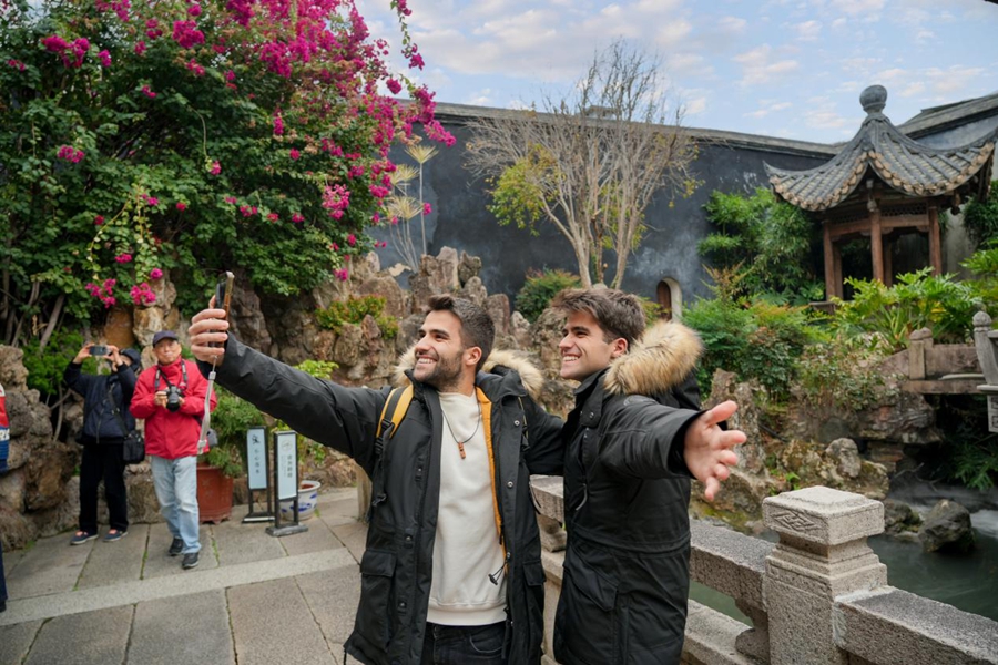 欧洲旅游博主在水榭戏台,领略其建筑精巧与空间意趣