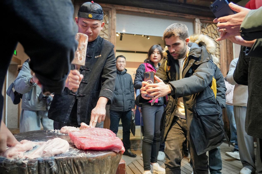 现场学习包制“肉燕”