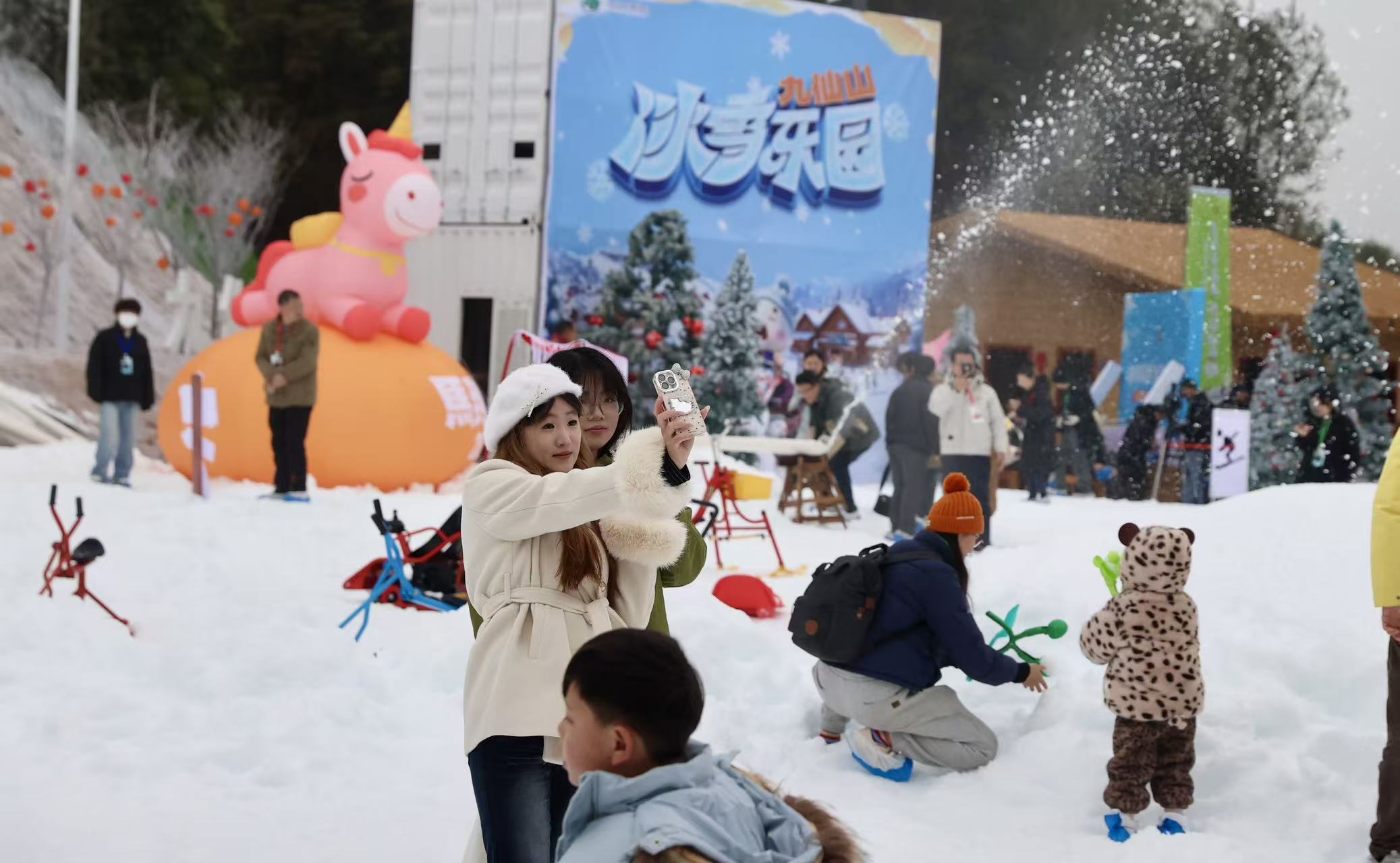 游客在九仙山小冰谷体验打卡。陈小阳摄
