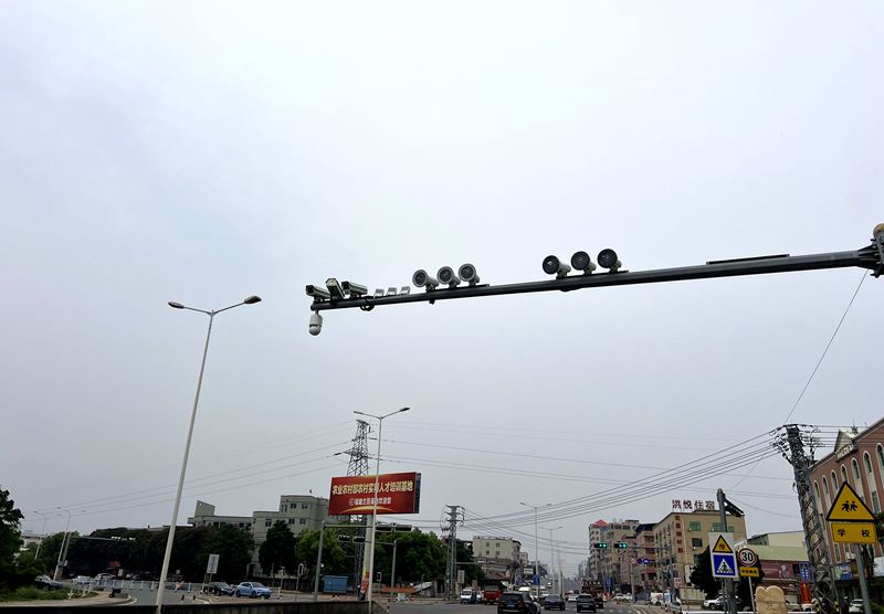 2025年4月，泉州群众通过“领导留言板”反映一小学路口附近交通违章现象较多，公安部门增设电子抓拍设备。南安市委宣传部供图