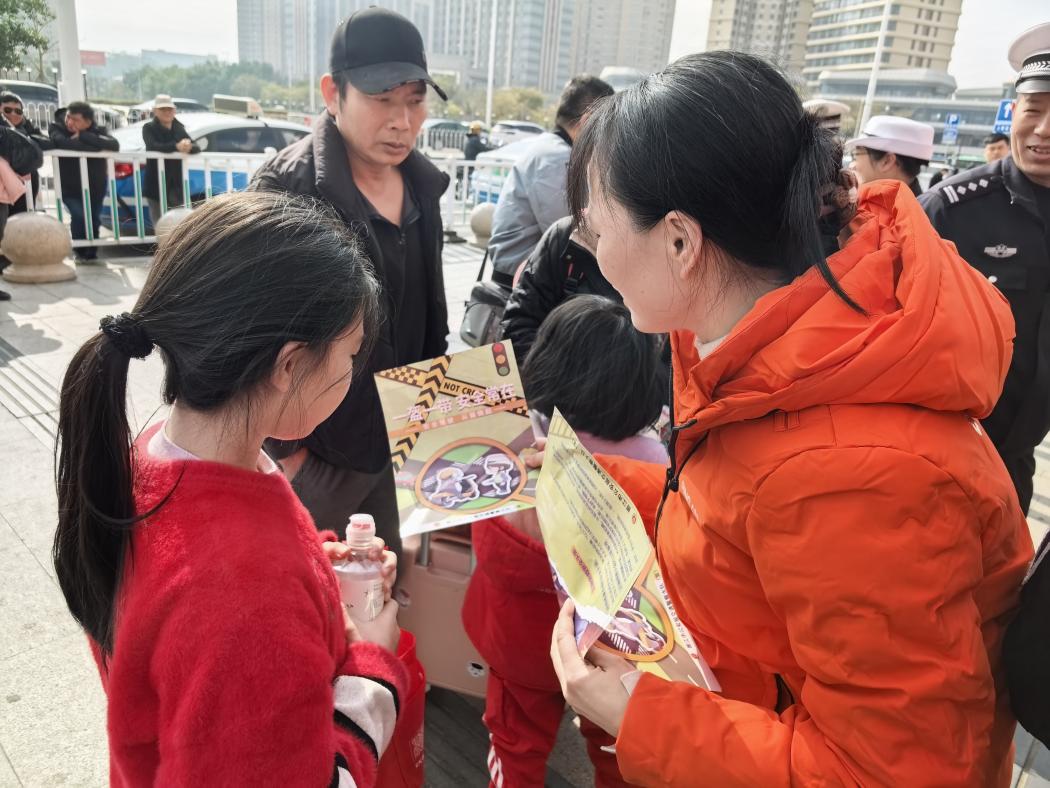 平安产险志愿者积极开展交通安全宣传教育活动