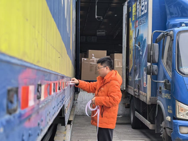 平安产险志愿者主动开展免费车辆安全检测服务，为车身张贴反光标识，提升夜间行车可见性