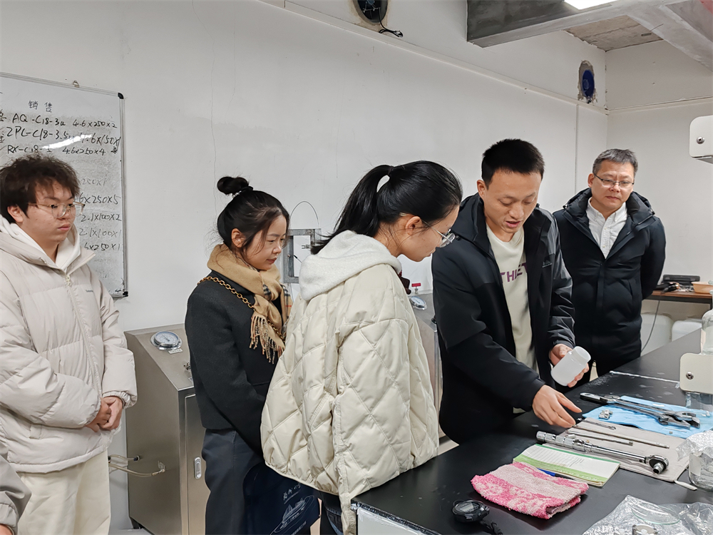 实践队员聆听教师讲解装柱工艺