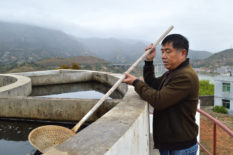 永泰县赤溪乡自来水厂管理负责人林善辉在工作。陈遴摄