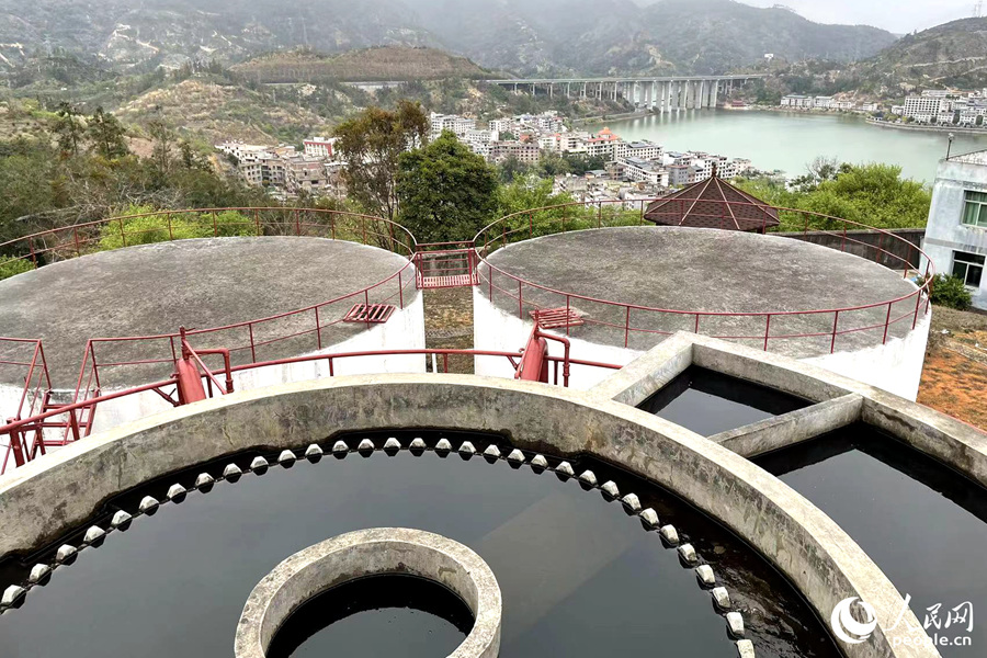 水厂中的一体化净水器和两个储水水塔。人民网记者 林盈摄