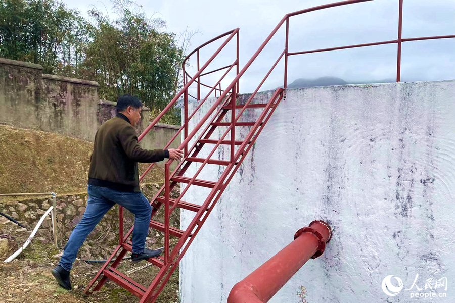 林善辉每天需多次查看储水情况。人民网记者 林盈摄