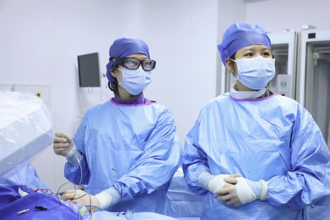 蔡彬妮主任（左）率团队进行心脏起搏手术。厦心医院供图
