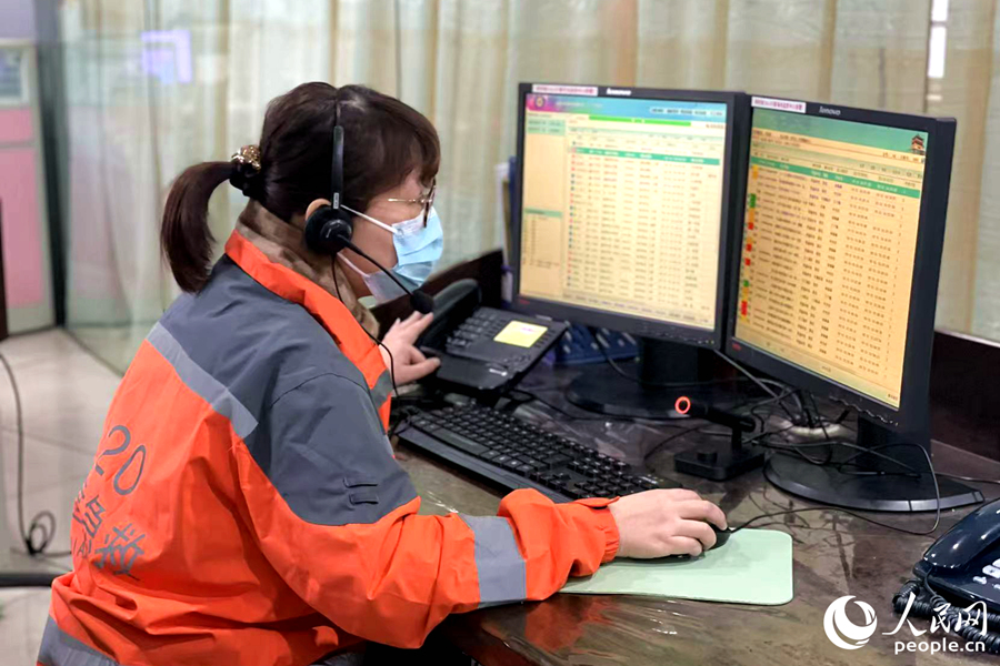 福建省急救中心内，120调度员正在工作。人民网记者 林盈摄