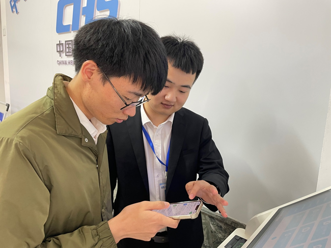 诏安医保中心工作人员为群众办理异地就医备案。黄寒玉摄