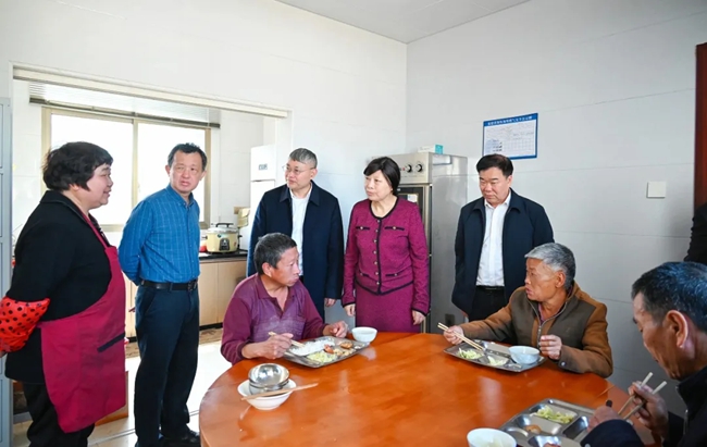 在孝老食堂调研