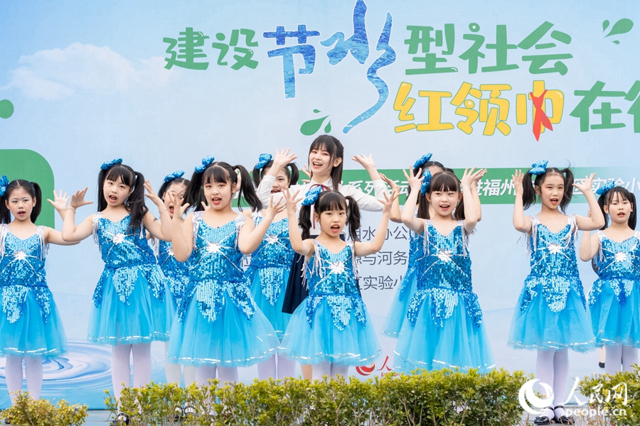 三年级的师生们正在进行节水手势舞表演。实习生康磊摄