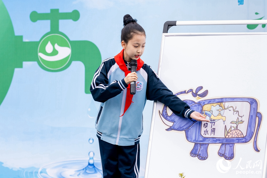 一名同学向大家介绍了自己的节水绘画作品。实习生康磊摄