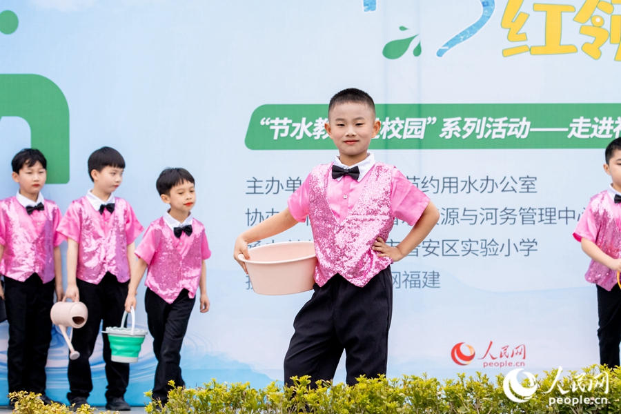 同学们纷纷“炫技”,展示了富有特色的校园节水文化。实习生康磊摄