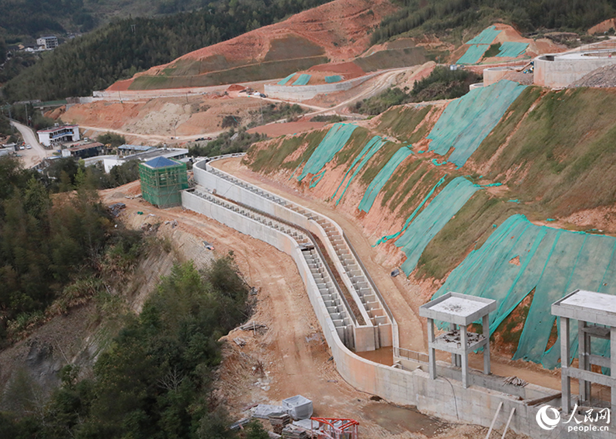 霍口水库工程配套的生态过鱼设施依山而建，满足敖江流域鱼类洄游和繁衍的生态需求。人民网 黄东仪摄