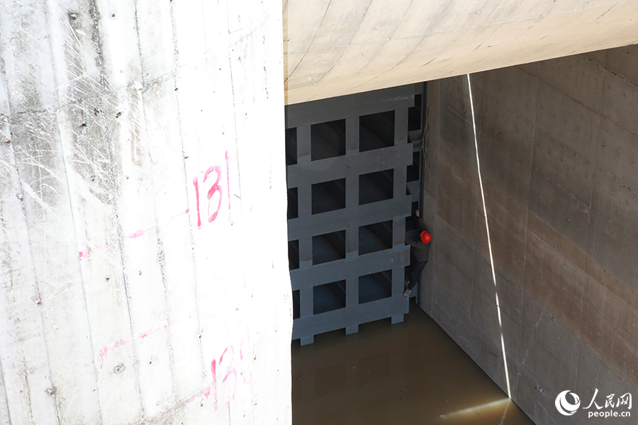 下闸完成后，技术人员对封堵门进行填塞处理。人民网 黄东仪摄