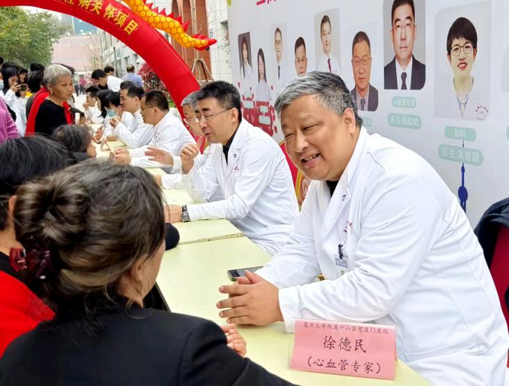 活动现场,复旦大学附属中山医院厦门医院医疗团队为居民开展健康咨询和心血管疾病筛查。郑明摄