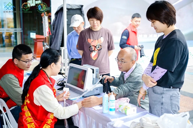 参加活动的市民流连在主题摊位前。