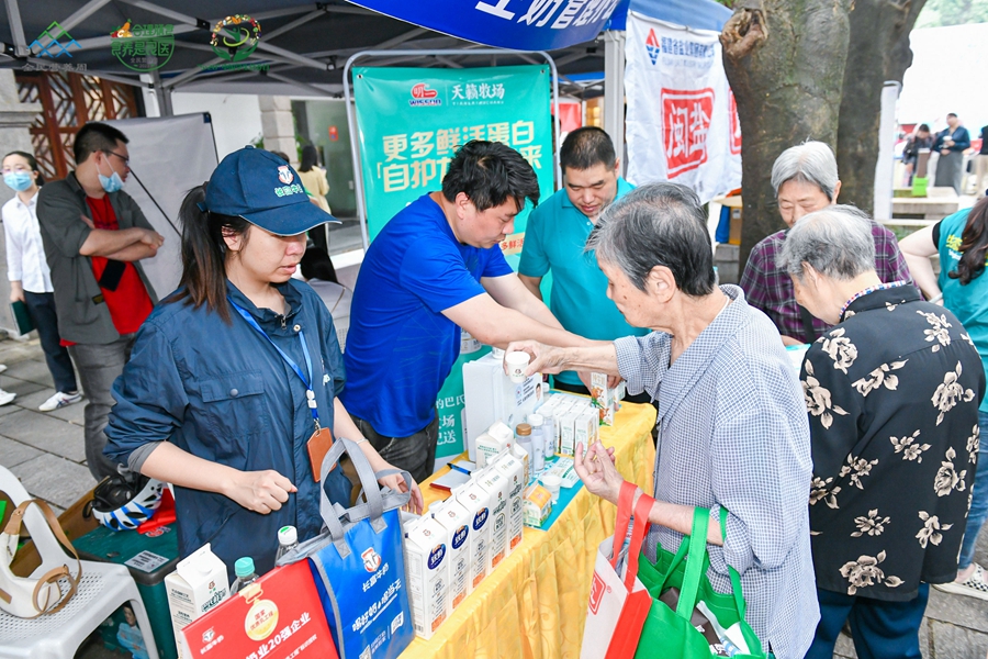 市民在展位前品尝鲜奶。主办方供图