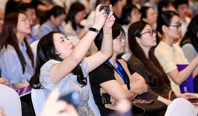 现场观众认真观看并记录专家分享。主办方供图