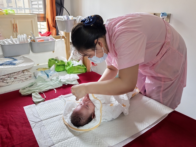 医护人员为小宝宝进行抚触按摩 （古田县医院供图）