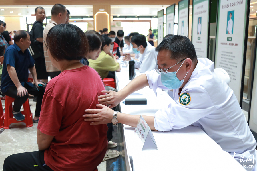 医生为患者义诊。人民网 陈永整摄