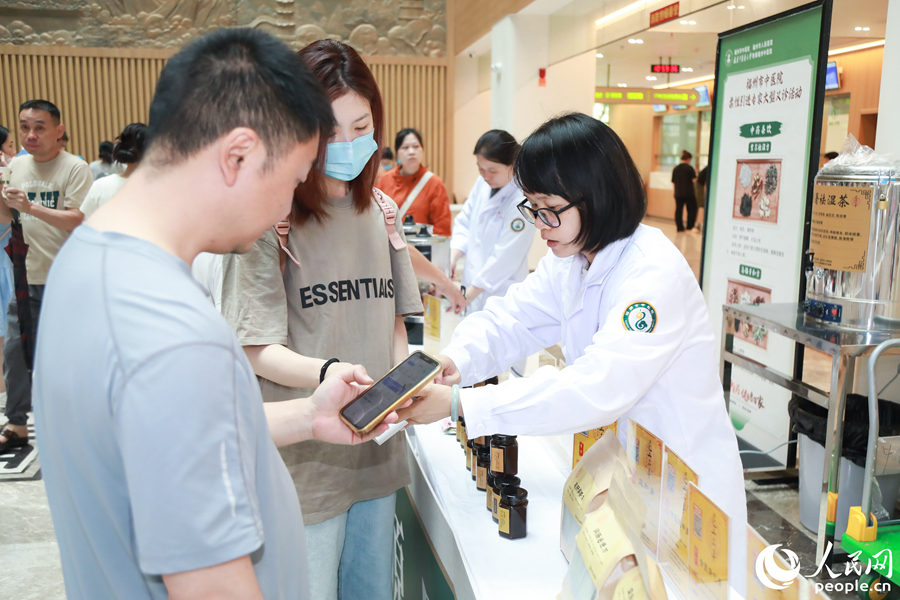 药食同源品鉴区吸引不少市民驻足。人民网 陈永整摄