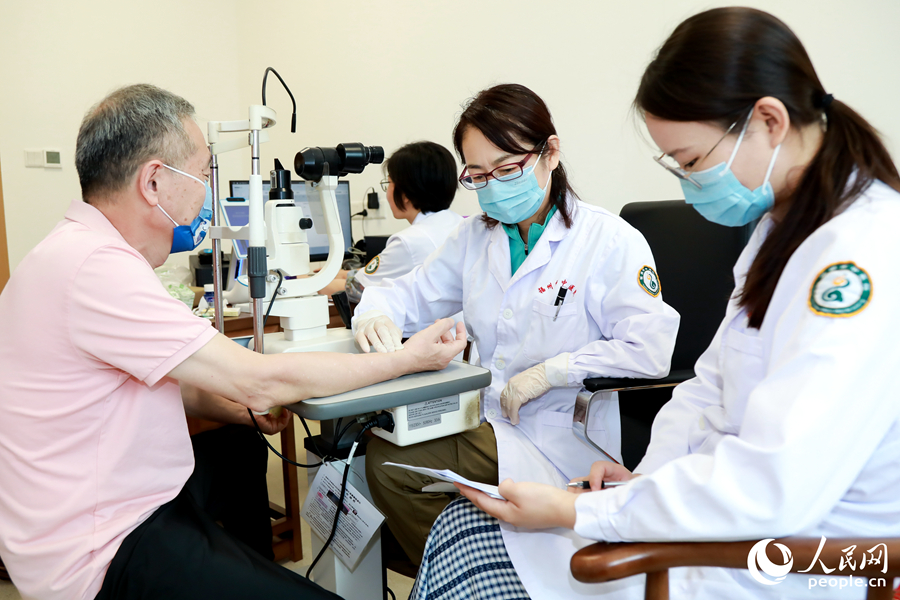 柔性引进专家进行一对一把脉问诊。人民网 陈永整摄