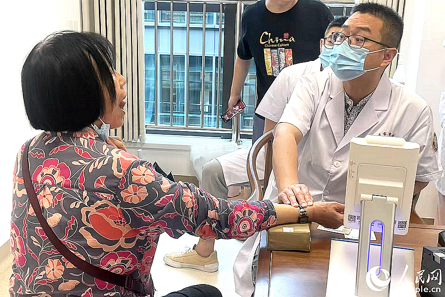 柔性引进专家带教看诊。人民网记者 林盈摄