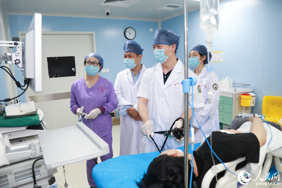 柔性引进专家带教看诊。人民网 陈永整摄