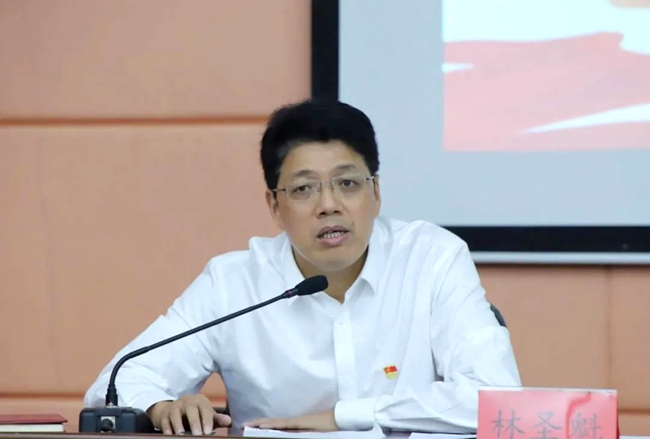 杨闽红在上专题党课。福建省卫生健康委党供图