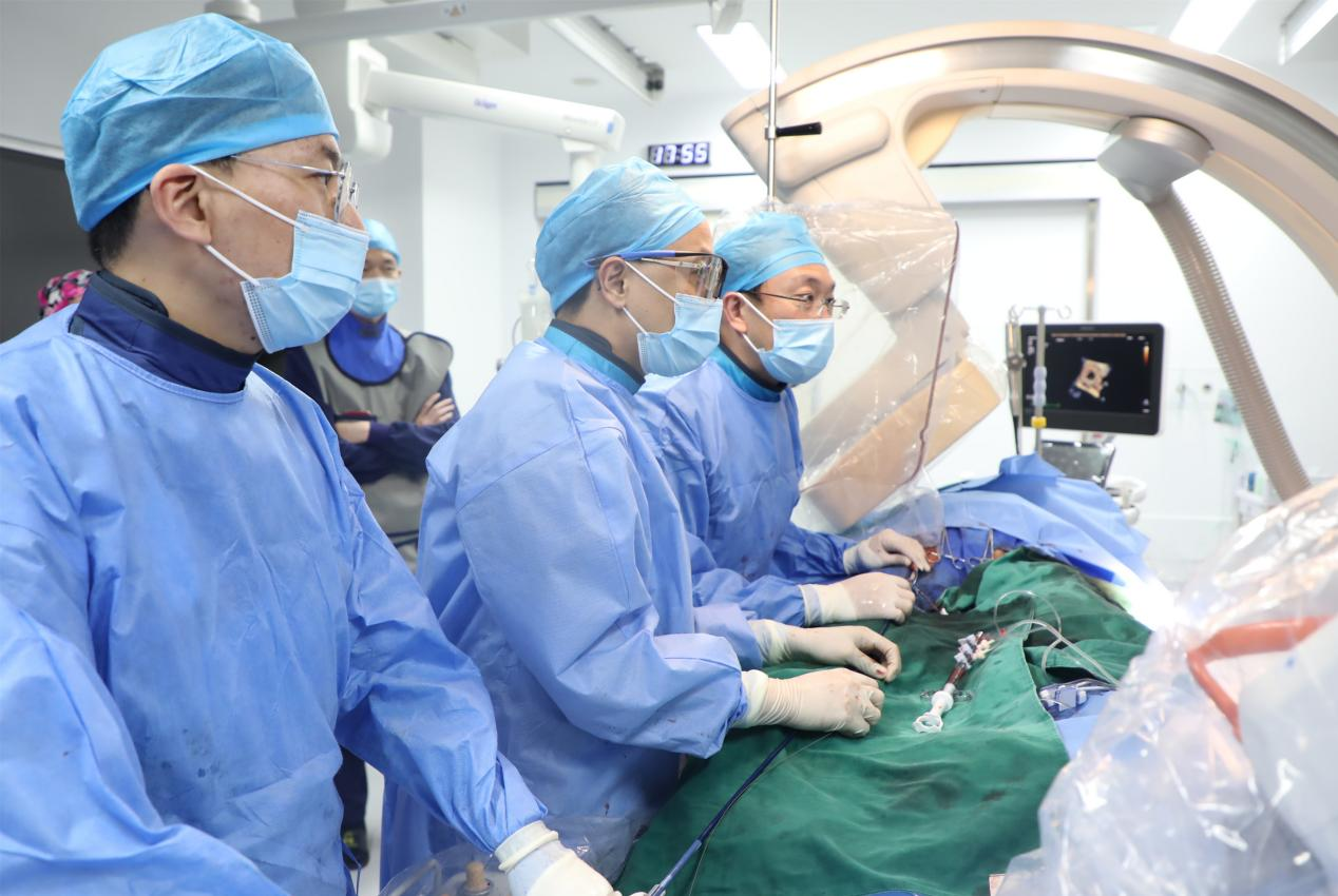 厦心医院王焱教授（右一）率结构性心脏病团队完成全国首例主动脉瓣及二尖瓣衰败后微创双瓣膜置换。厦心医院供图