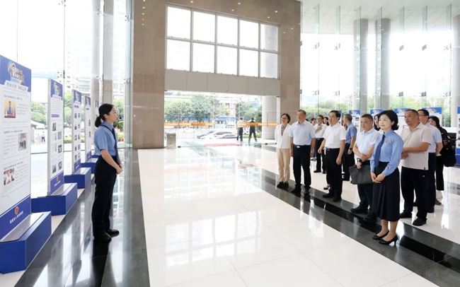 参观者在展板前驻足