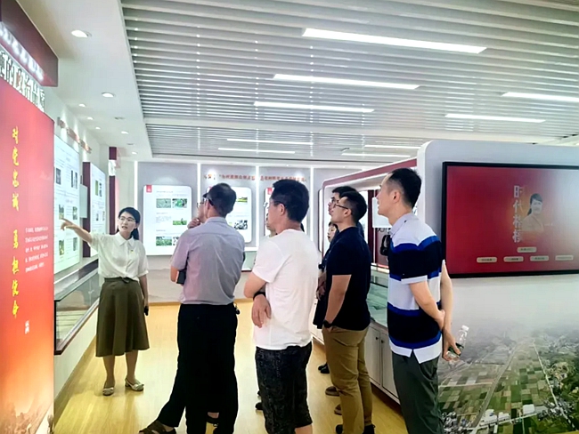 参观孙丽美先进事迹展示馆。
