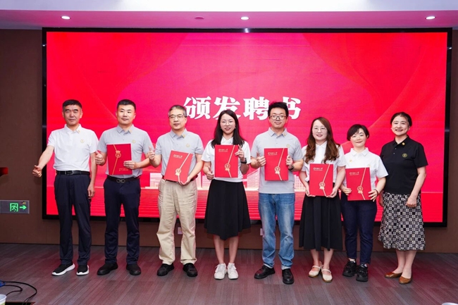 为首都医科大学福建校友联络处第一届理事会成员颁发聘书