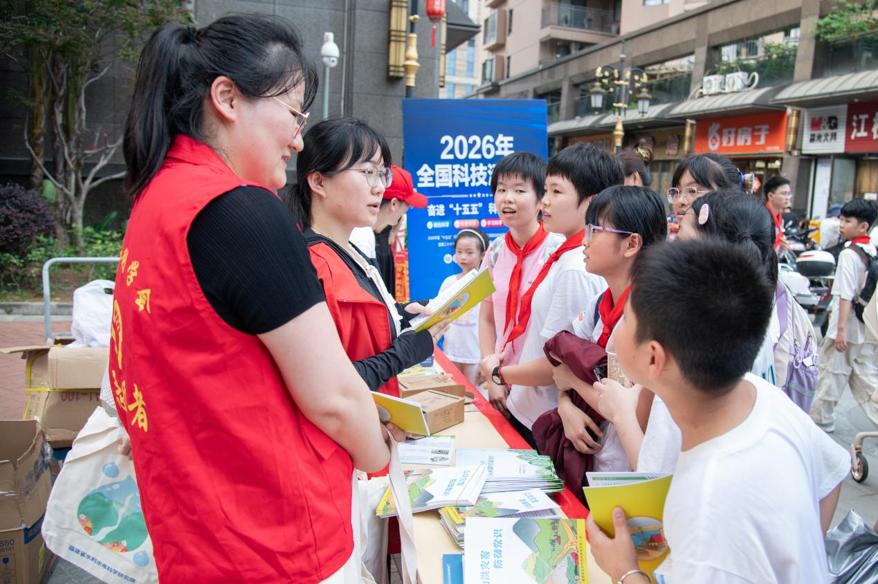志愿者向社区居民讲解台风、山洪避险知识,通过互动问答,传递节水护水、防灾减灾理念。陈美蓉摄
