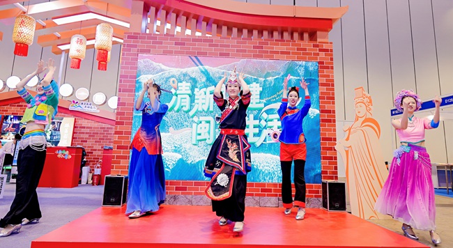 现场丰富多彩的歌舞展示