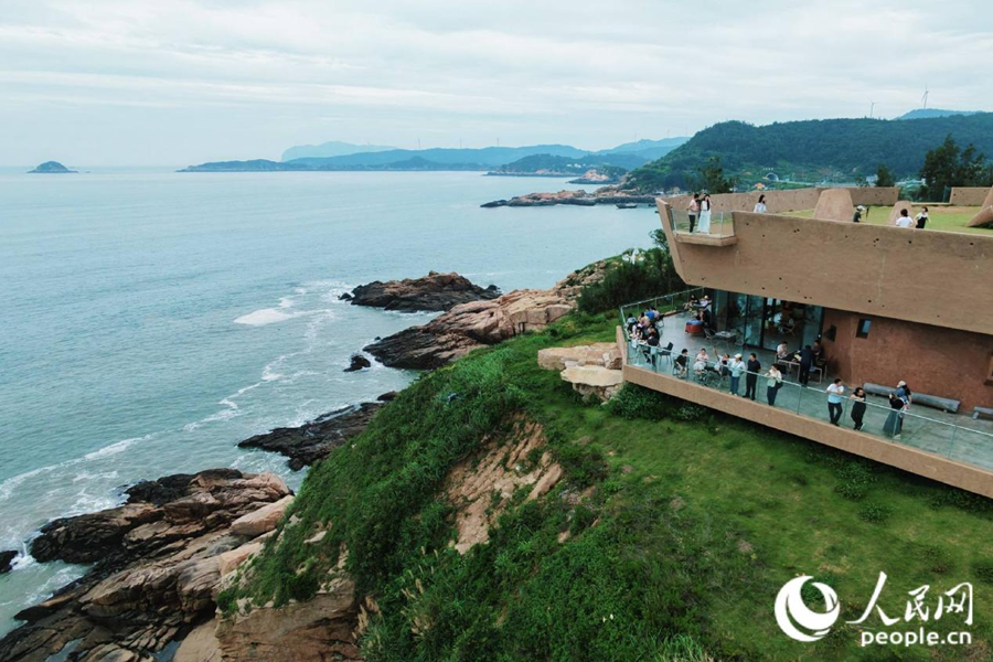 位于霞浦东海1号滨海风景道的丹湾观景台。人民网 林铭贤摄