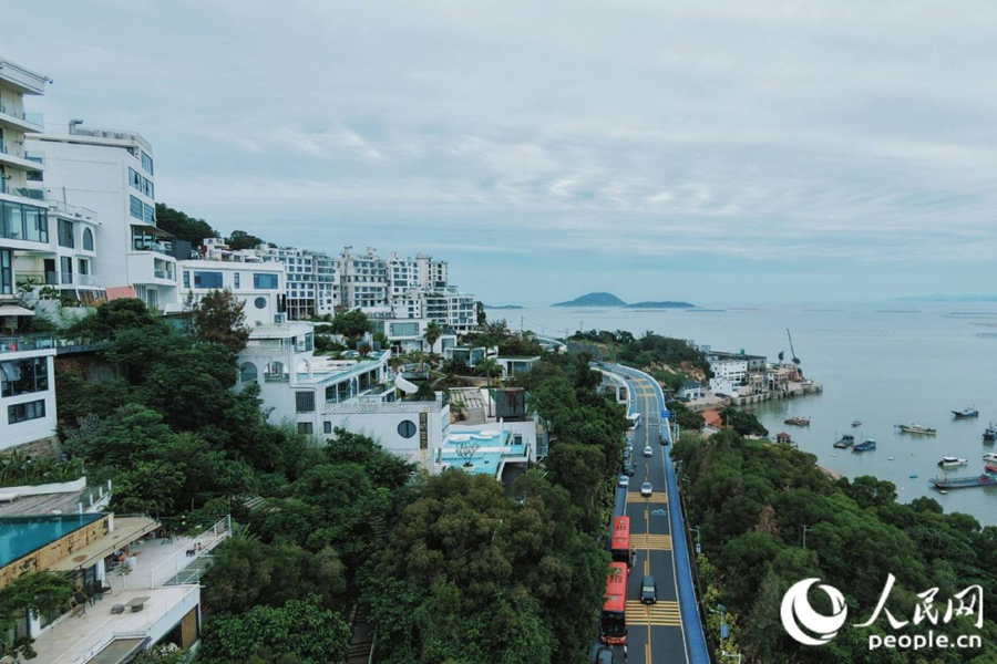 g228线滨海风景道与东壁村民宿群。人民网 林铭贤摄