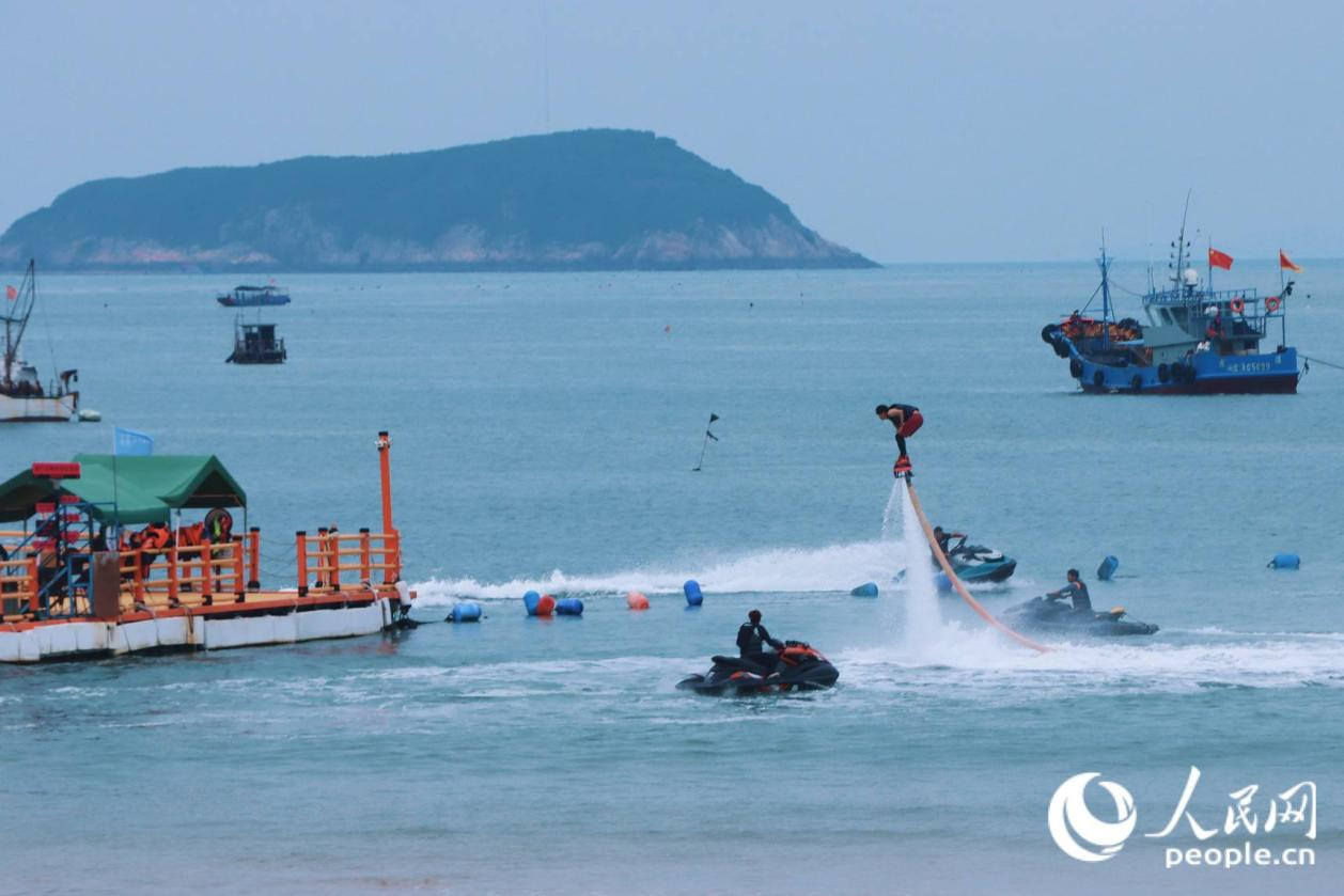 大京沙滩新增水上运动项目,丰富滨海文旅体验。人民网 林铭贤摄