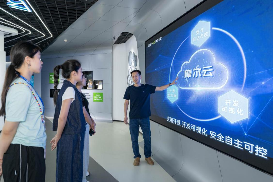 摩尔元数的负责人介绍工业互联网平台。林双伟摄
