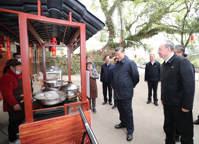 3月22日至25日，中共中央总书记、国家主席、中央军委主席习近平在福建考察。这是23日下午，习近平在三明沙县夏茂镇俞邦村考察时，在小吃摊边同乡亲们亲切交谈。新华社记者 王晔摄